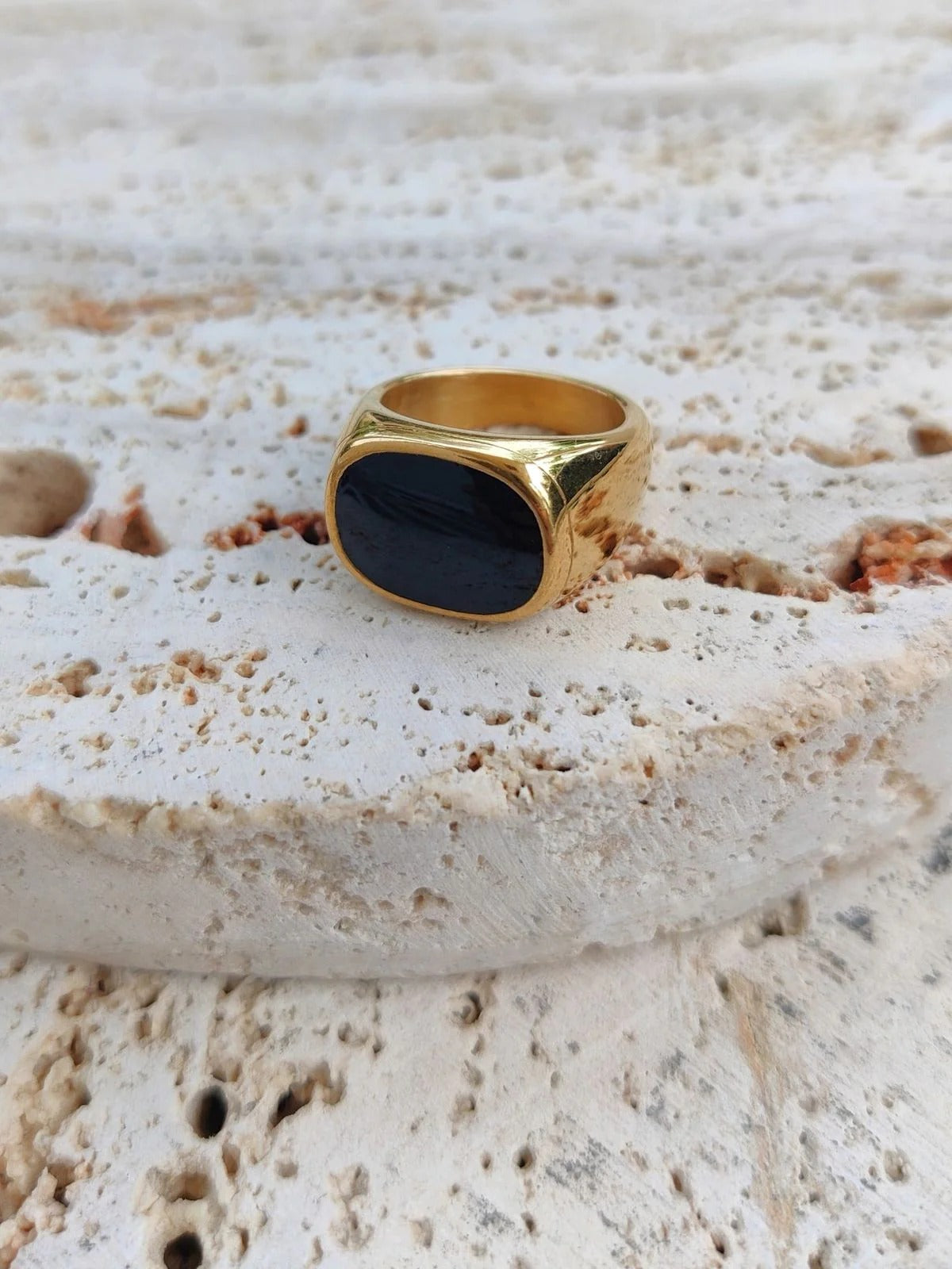 Signet Black & White
