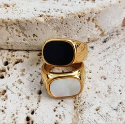 Signet Black & White